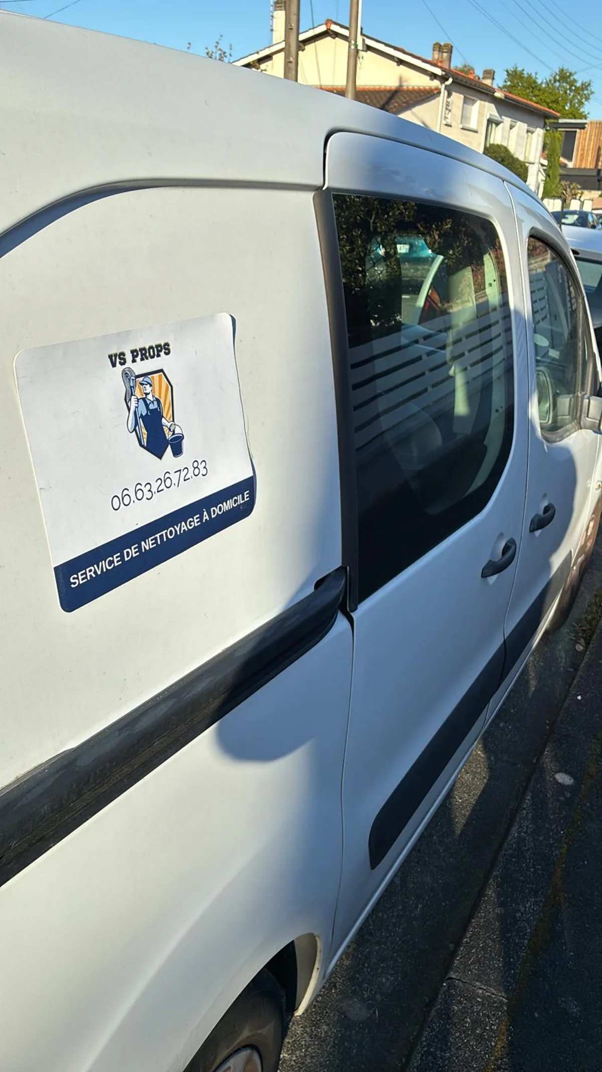 Utilitaire VS Props floqué « Service de nettoyage à domicile » avec le numéro 06 63 26 72 83